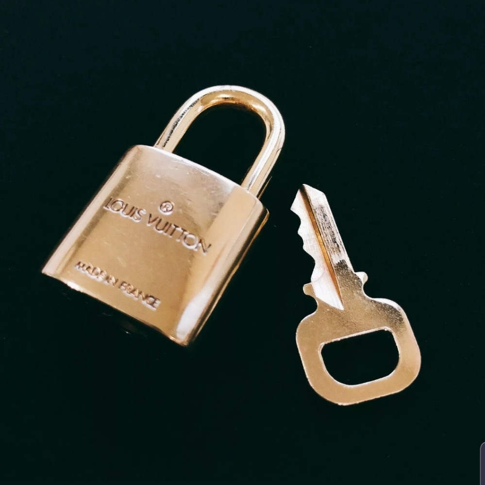 100% Auth Louis Vuitton 1 Lock & Key Excellent - Picture 3 of 4
